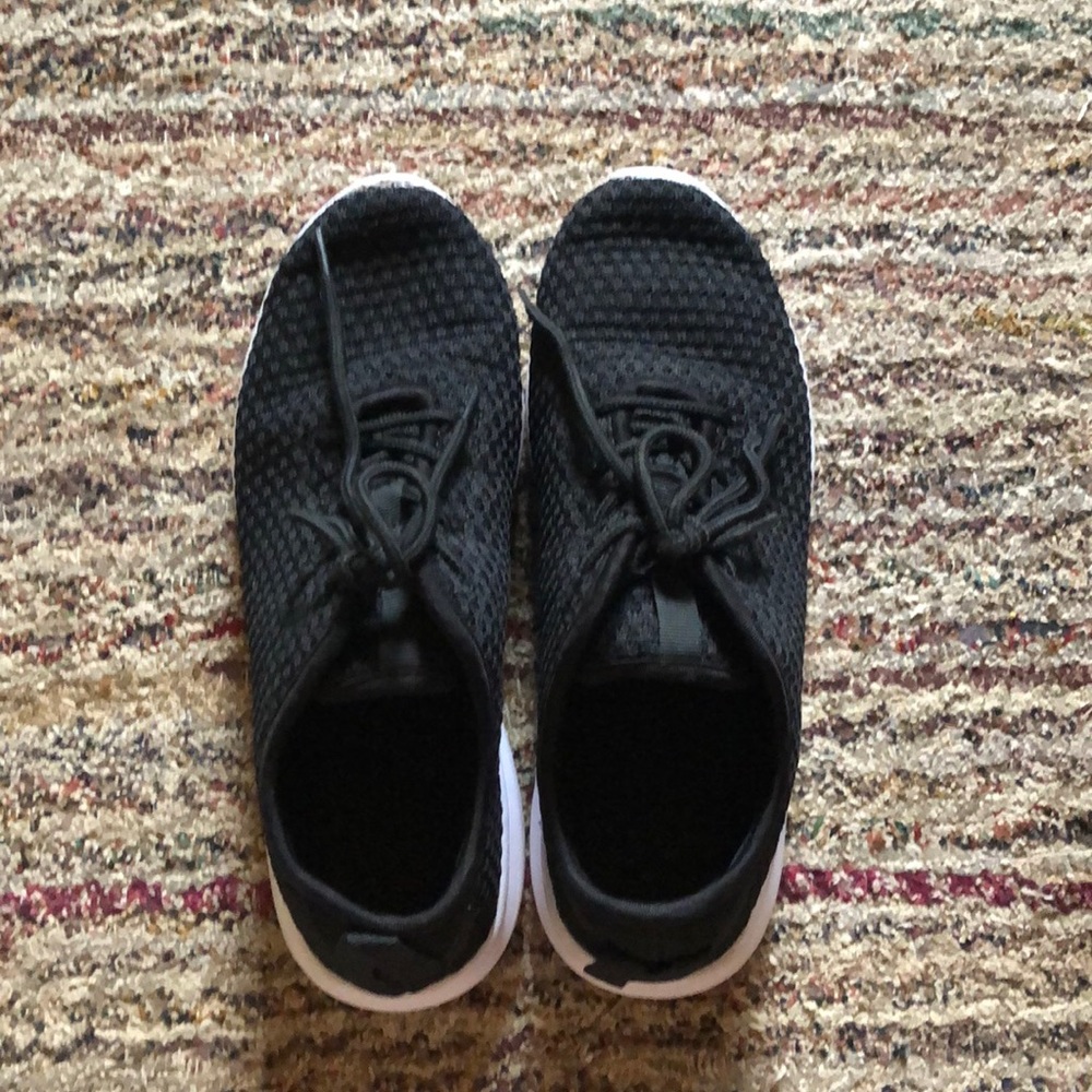 Black tennis shoes